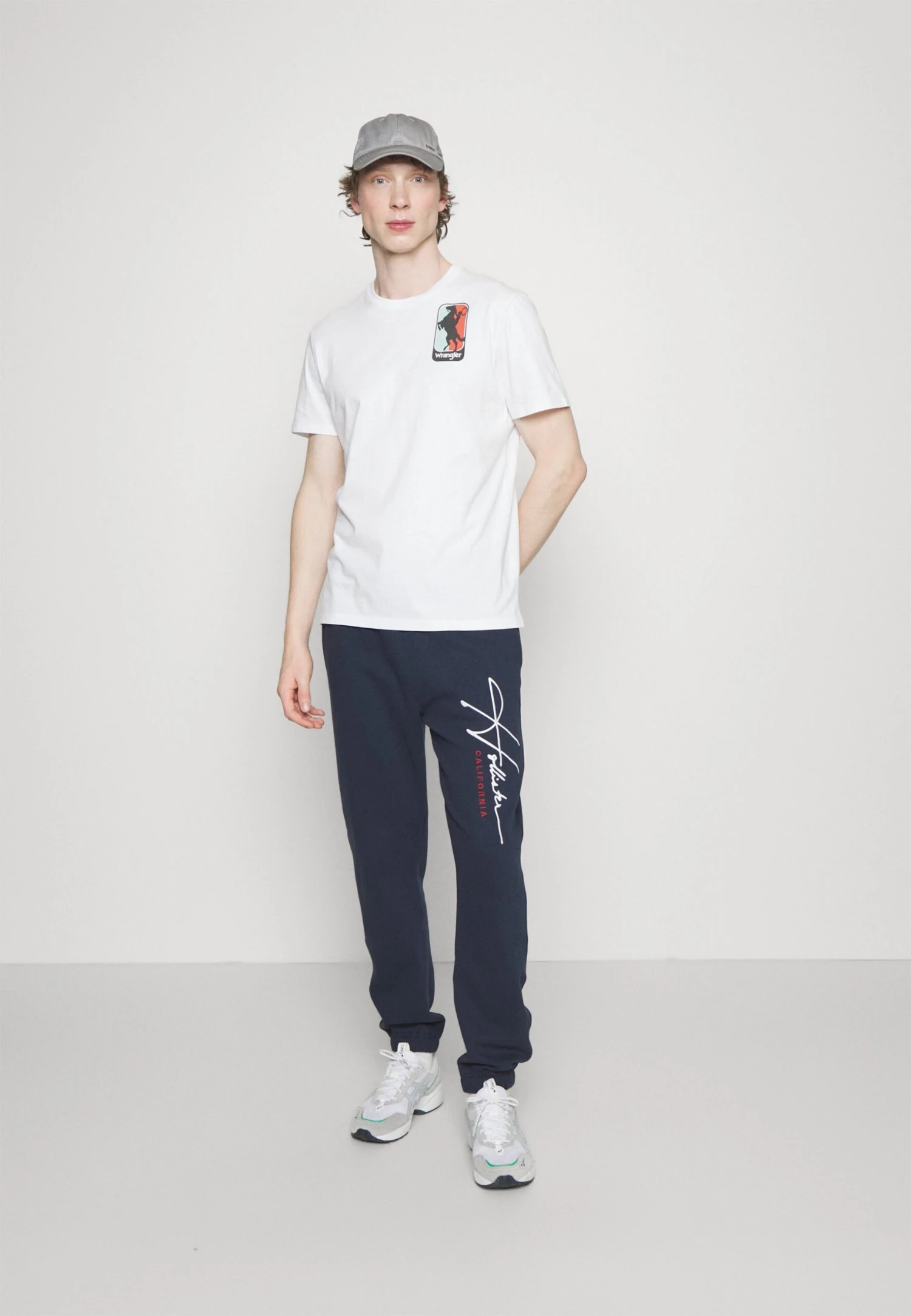 Hollister Co. Tech Logo RelaxedPantaloni SportiviNavy Uomo Pantaloni Sportivi E Joggers H0422E04T-K11 4 Hollister Co. Tech Logo RelaxedPantaloni SportiviNavy Uomo Pantaloni Sportivi E Joggers H0422E04T-K11 - immagine 2