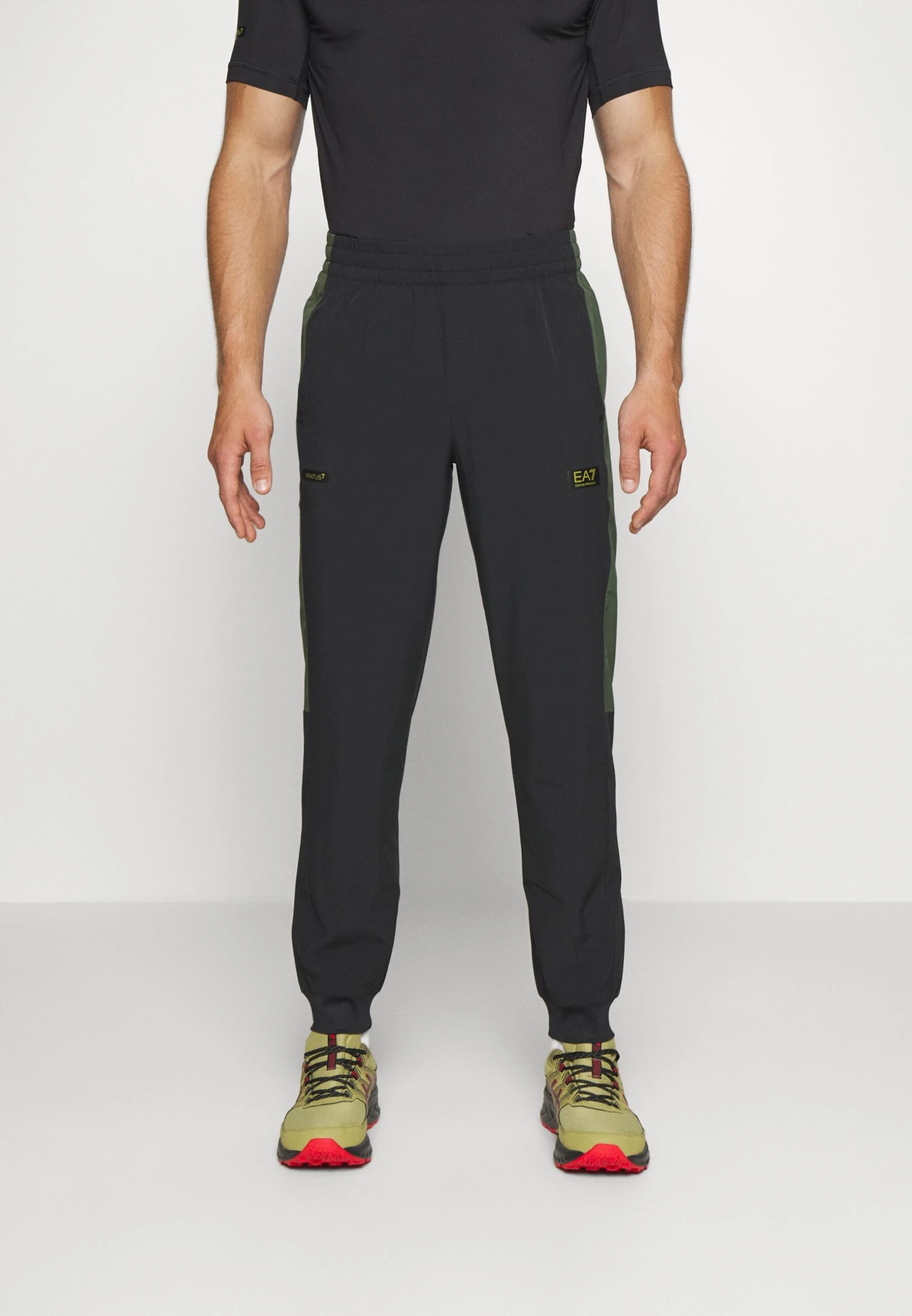 EA7 Emporio Armani Ventus TracksuitTutaGreen/Black Uomo Pantaloni Sportivi E Joggers EA742K010-M11 7 EA7 Emporio Armani Ventus TracksuitTutaGreen/Black Uomo Pantaloni Sportivi E Joggers EA742K010-M11 - immagine 5