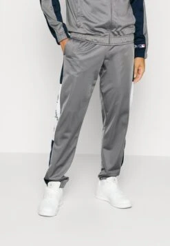 Champion New York Yankees TracksuitTutaGrey/Dark Blue Uomo Pantaloni Sportivi E Joggers C7642K032-C11 -Negozio Di Abbigliamento Zalando 09afb83d5b1b44319270892c4127e021