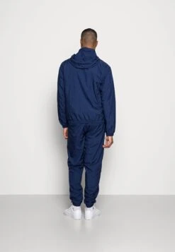 Nike Sportswear Suit Basic SetTutaMidnight Navy Uomo Pantaloni Sportivi E Joggers NI122T082-K11 10 Nike Sportswear Suit Basic SetTutaMidnight Navy Uomo Pantaloni Sportivi E Joggers NI122T082-K11 -Negozio Di Abbigliamento Zalando 0a71f676629f43dc9f4ceec43b4b1d37