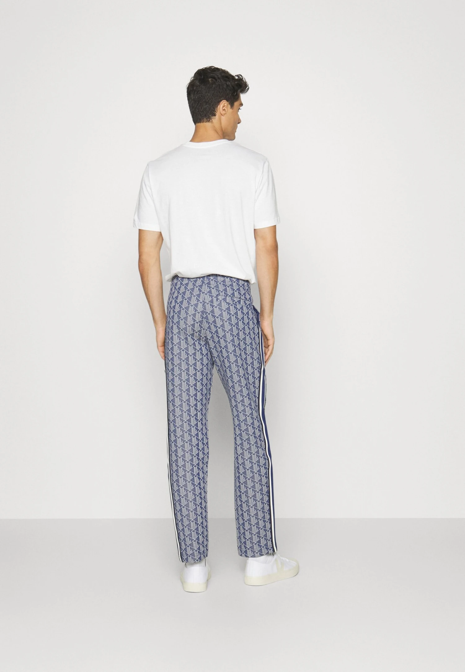Lacoste Monogram TrackpantPantaloni SportiviMethylene/Flour Uomo Pantaloni Sportivi E Joggers LA222E050-K11 5 Lacoste Monogram TrackpantPantaloni SportiviMethylene/Flour Uomo Pantaloni Sportivi E Joggers LA222E050-K11 - immagine 3