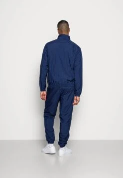 Nike Sportswear Suit Basic SetTutaMidnight Navy Uomo Pantaloni Sportivi E Joggers NI122T082-K11 11 Nike Sportswear Suit Basic SetTutaMidnight Navy Uomo Pantaloni Sportivi E Joggers NI122T082-K11 -Negozio Di Abbigliamento Zalando 0b25ef86c1dd4b488140ddc66a193a03