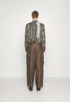 JUST CAVALLI CamicieCamiciaBlack Uomo Camicie JU622D07R-Q11 10 JUST CAVALLI CamicieCamiciaBlack Uomo Camicie JU622D07R-Q11 -Negozio Di Abbigliamento Zalando 0e33755a7f3949cd876c8f382bf98060