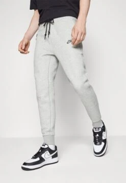 Nike Sportswear Pantaloni SportiviGrey Heather/Black Uomo Pantaloni Sportivi E Joggers NI122E0H7-C12 12 Nike Sportswear Pantaloni SportiviGrey Heather/Black Uomo Pantaloni Sportivi E Joggers NI122E0H7-C12 -Negozio Di Abbigliamento Zalando 111df94c57ad4156860d51732265d868