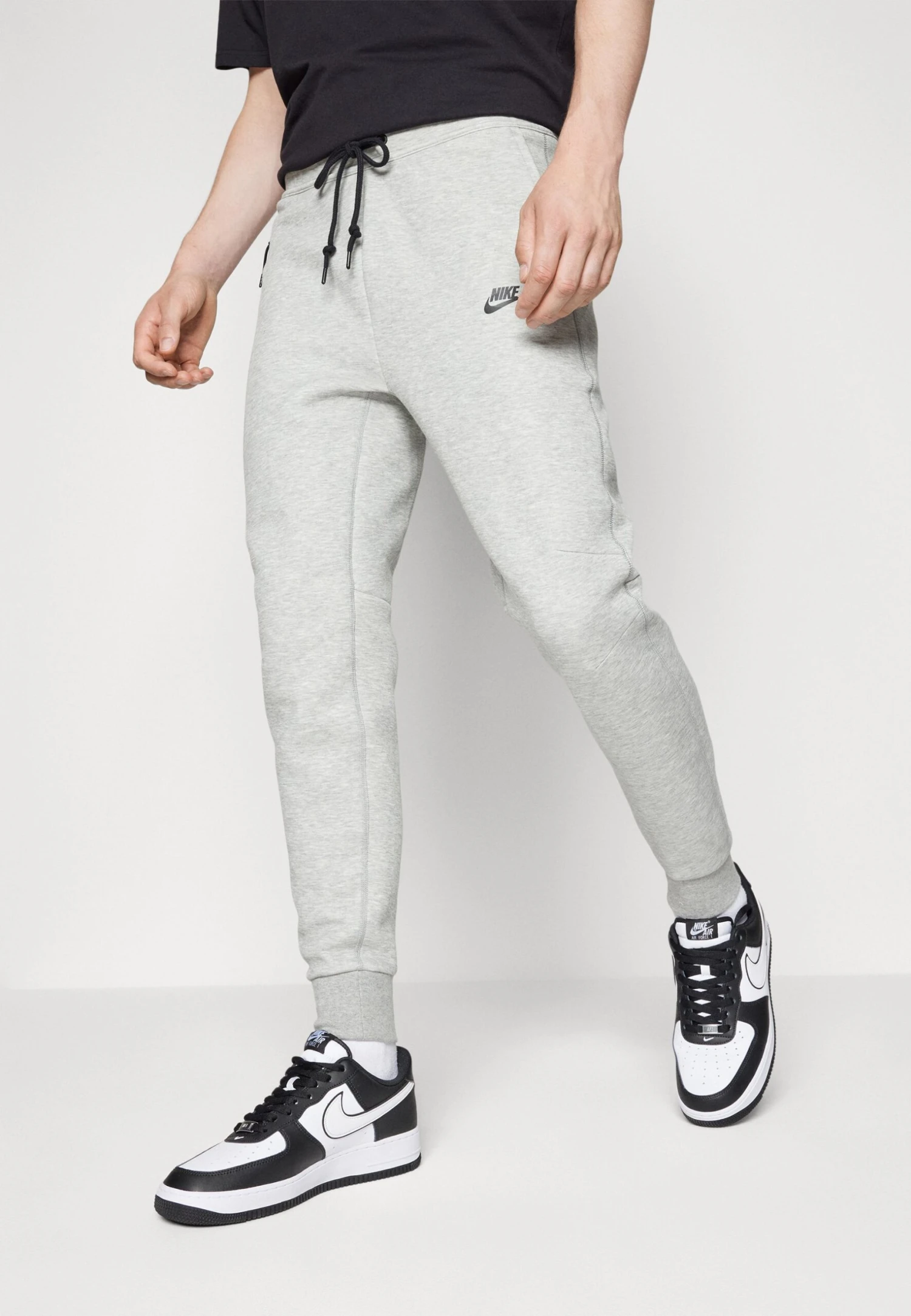 Nike Sportswear Pantaloni SportiviGrey Heather/Black Uomo Pantaloni Sportivi E Joggers NI122E0H7-C12 5 Nike Sportswear Pantaloni SportiviGrey Heather/Black Uomo Pantaloni Sportivi E Joggers NI122E0H7-C12 - immagine 4
