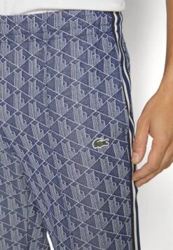 Lacoste Monogram TrackpantPantaloni SportiviMethylene/Flour Uomo Pantaloni Sportivi E Joggers LA222E050-K11 13 Lacoste Monogram TrackpantPantaloni SportiviMethylene/Flour Uomo Pantaloni Sportivi E Joggers LA222E050-K11 -Negozio Di Abbigliamento Zalando 121b9cb977d24e3ca69c8e9a3ab4a67f