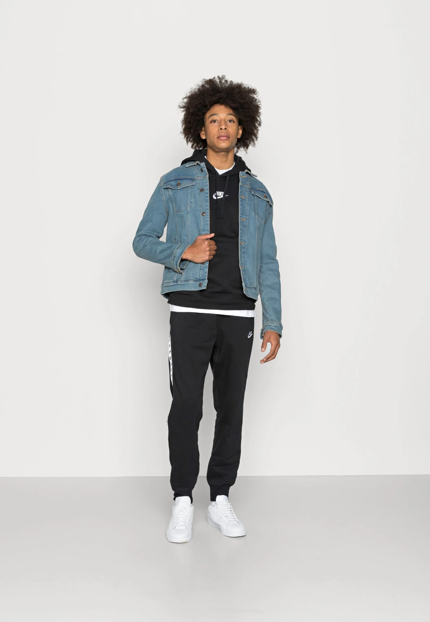 Nike Sportswear Club SuitTutaBlack/White Uomo Pantaloni Sportivi E Joggers NI122T089-Q11 4 Nike Sportswear Club SuitTutaBlack/White Uomo Pantaloni Sportivi E Joggers NI122T089-Q11 - immagine 2