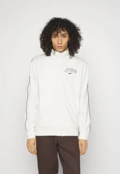 Nike Sportswear TrendGiacca SportivaSail Uomo Pantaloni Sportivi E Joggers NI122T0B2-A11 12 Nike Sportswear TrendGiacca SportivaSail Uomo Pantaloni Sportivi E Joggers NI122T0B2-A11 -Negozio Di Abbigliamento Zalando 12f8a49c67c24fb48e3a2944713b1821