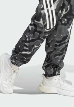 Adidas Sportswear Idas Future Icons Allover Print Pantaloni SportiviWhite Black Uomo Pantaloni Sportivi E Joggers ADQ22E00Z-A11 12 Adidas Sportswear Idas Future Icons Allover Print Pantaloni SportiviWhite Black Uomo Pantaloni Sportivi E Joggers ADQ22E00Z-A11 -Negozio Di Abbigliamento Zalando 15f038c1446f4a12a5725bd8fba1ef3f