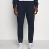 Lacoste Sport JogpantPantaloni SportiviNavy Blau Uomo Pantaloni Sportivi E Joggers L0642E02S-K11 2 Lacoste Sport JogpantPantaloni SportiviNavy Blau Uomo Pantaloni Sportivi E Joggers L0642E02S-K11 -Negozio Di Abbigliamento Zalando 16424d97a2034e03917a39eeb246d281
