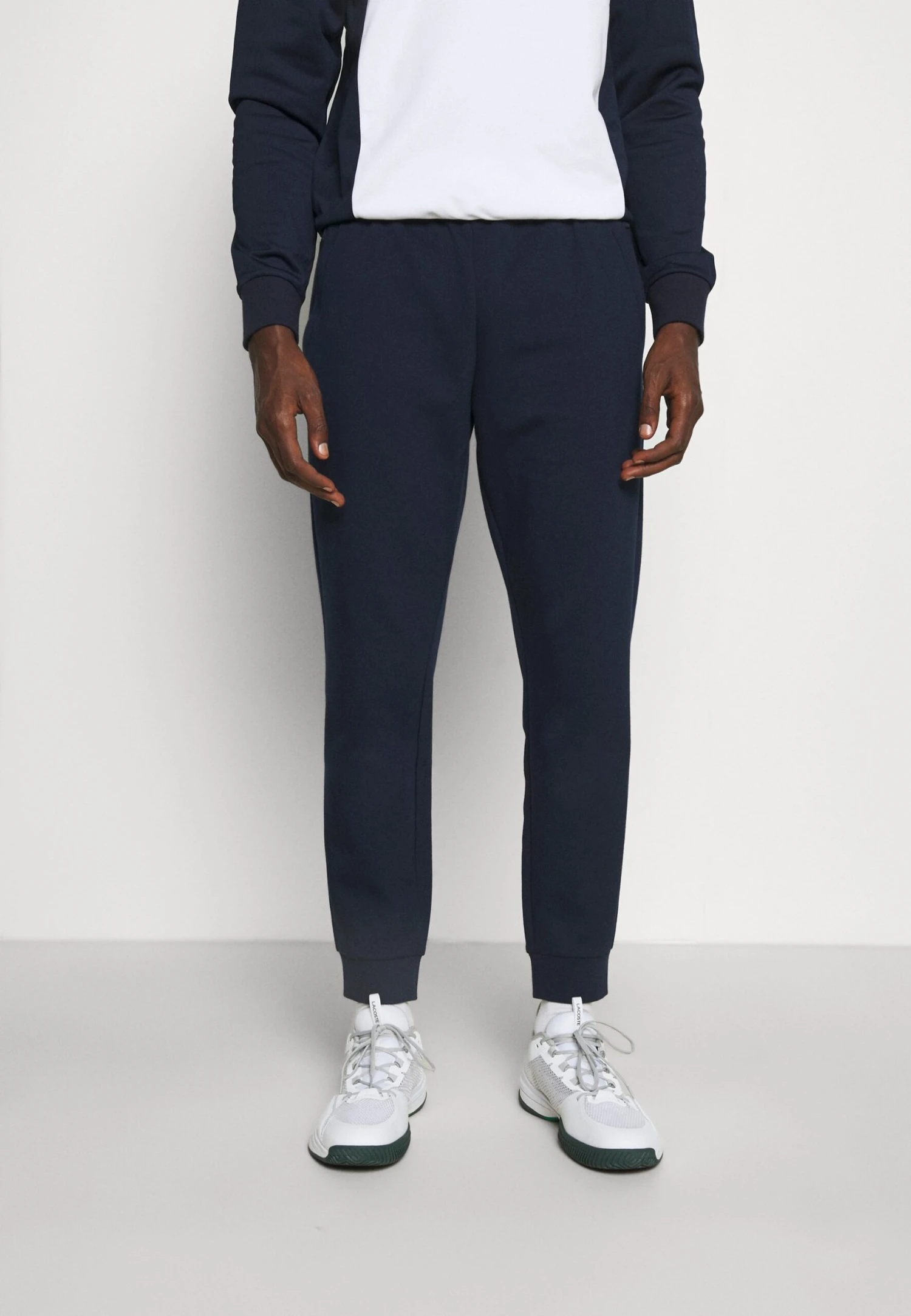 Lacoste Sport JogpantPantaloni SportiviNavy Blau Uomo Pantaloni Sportivi E Joggers L0642E02S-K11 3 Lacoste Sport JogpantPantaloni SportiviNavy Blau Uomo Pantaloni Sportivi E Joggers L0642E02S-K11