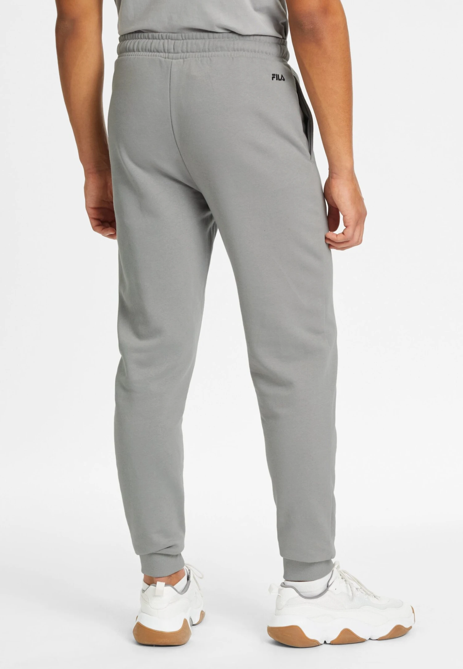 Fila Apparel Balbronn Pantaloni SportiviUltimate Gray Uomo Pantaloni Sportivi E Joggers 1FI22E049-C11 4 Fila Apparel Balbronn Pantaloni SportiviUltimate Gray Uomo Pantaloni Sportivi E Joggers 1FI22E049-C11 - immagine 2