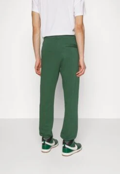 Nike Sportswear Club PantPantaloni SportiviDark Green Uomo Pantaloni Sportivi E Joggers NI122E0H3-M11 14 Nike Sportswear Club PantPantaloni SportiviDark Green Uomo Pantaloni Sportivi E Joggers NI122E0H3-M11 -Negozio Di Abbigliamento Zalando 1779cbbb30ed4cc7a82f7d0aba7d3a48