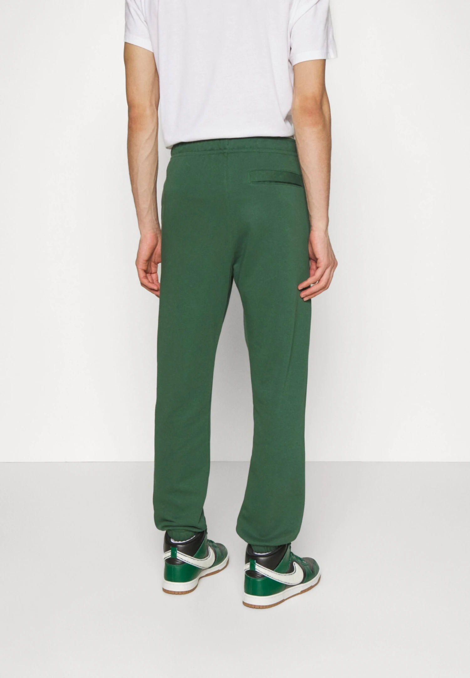 Nike Sportswear Club PantPantaloni SportiviDark Green Uomo Pantaloni Sportivi E Joggers NI122E0H3-M11 6 Nike Sportswear Club PantPantaloni SportiviDark Green Uomo Pantaloni Sportivi E Joggers NI122E0H3-M11 - immagine 4