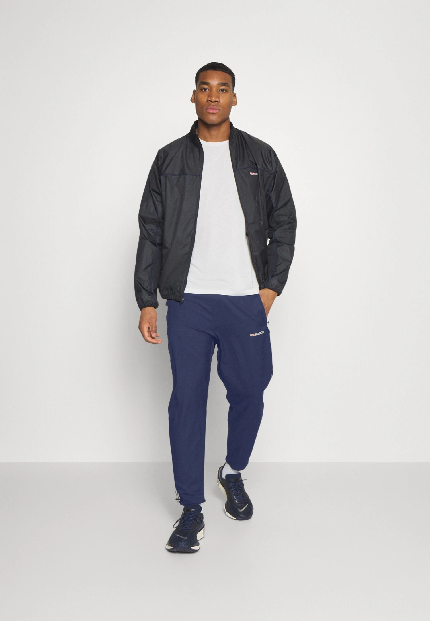 Nike Performance M Nk Df ClubPantaloni SportiviMidnight Navy/Summit White/Black Uomo Pantaloni Sportivi E Joggers N1242E2N9-K11 7 Nike Performance M Nk Df ClubPantaloni SportiviMidnight Navy/Summit White/Black Uomo Pantaloni Sportivi E Joggers N1242E2N9-K11 - immagine 5