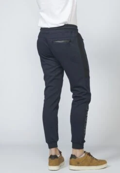 Koroshi Pantaloni SportiviNavy Uomo Pantaloni Sportivi E Joggers KOL22E01F-K11 10 Koroshi Pantaloni SportiviNavy Uomo Pantaloni Sportivi E Joggers KOL22E01F-K11 -Negozio Di Abbigliamento Zalando 1aa2a33e399d495fa95e72bc162917e9