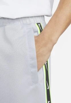 Nike Sportswear M Repeat PkPantaloni SportiviWolf Grey Volt Uomo Pantaloni Sportivi E Joggers NI122F08N-C11 14 Nike Sportswear M Repeat PkPantaloni SportiviWolf Grey Volt Uomo Pantaloni Sportivi E Joggers NI122F08N-C11 -Negozio Di Abbigliamento Zalando 1e2846dcac5d4ef2b7fae68fcea6ff98