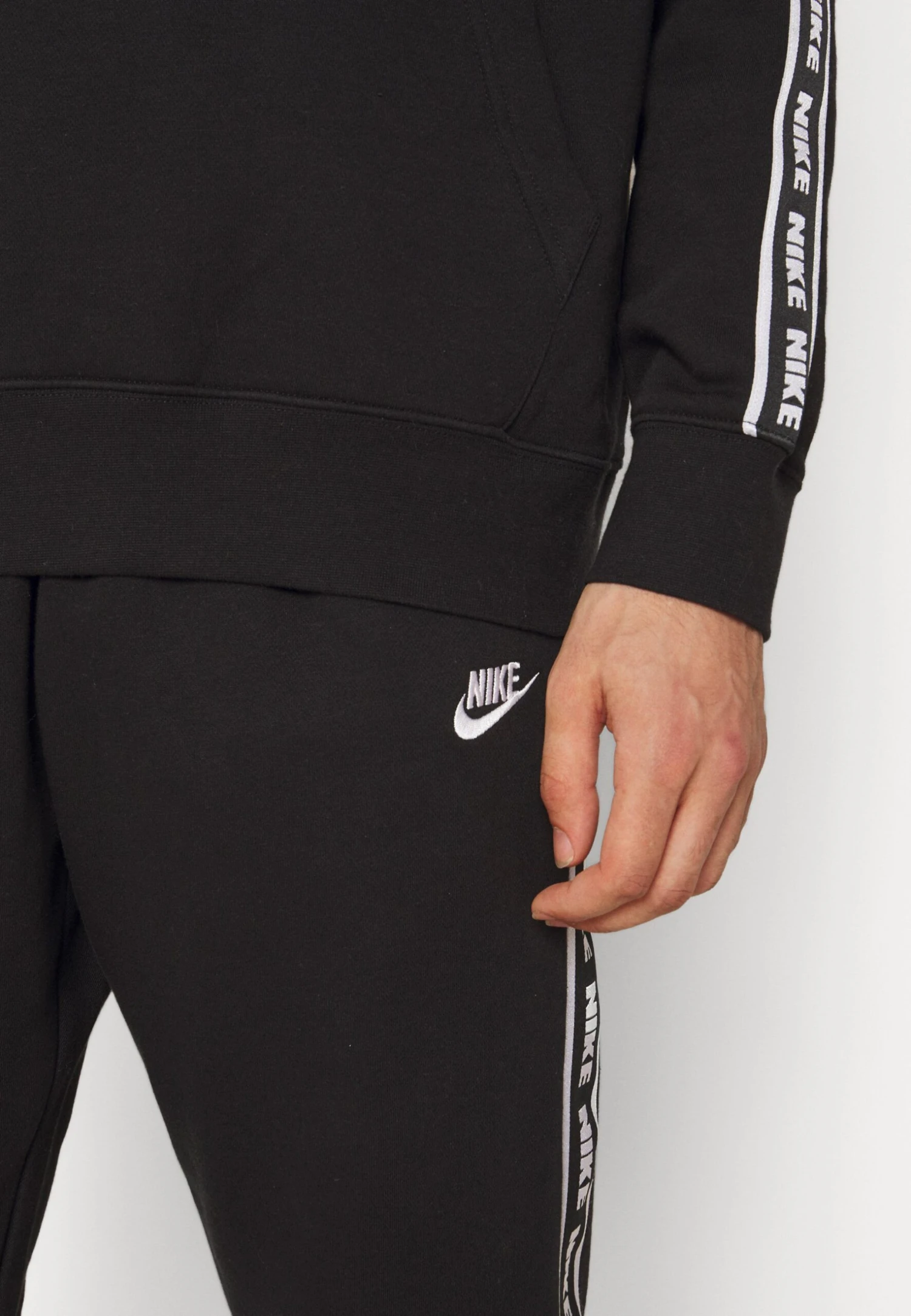 Nike Sportswear Club SuitTutaBlack/White Uomo Pantaloni Sportivi E Joggers NI122S0P8-Q11 11 Nike Sportswear Club SuitTutaBlack/White Uomo Pantaloni Sportivi E Joggers NI122S0P8-Q11 - immagine 9