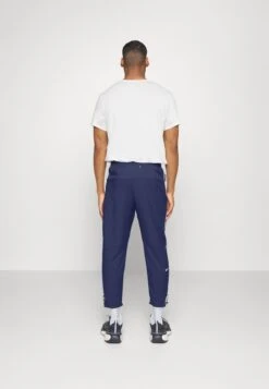 Nike Performance M Nk Df ClubPantaloni SportiviMidnight Navy/Summit White/Black Uomo Pantaloni Sportivi E Joggers N1242E2N9-K11 12 Nike Performance M Nk Df ClubPantaloni SportiviMidnight Navy/Summit White/Black Uomo Pantaloni Sportivi E Joggers N1242E2N9-K11 -Negozio Di Abbigliamento Zalando 232955504eb84ecd85cae0be2965d4cd