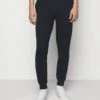 EA7 Emporio Armani TrouserPantaloni SportiviNight Blue Uomo Pantaloni Sportivi E Joggers EA722E00G-K11 1 EA7 Emporio Armani TrouserPantaloni SportiviNight Blue Uomo Pantaloni Sportivi E Joggers EA722E00G-K11 -Negozio Di Abbigliamento Zalando 24212213be104d27a88b2b59edd7d529