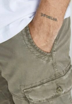 Jack & Jones ShortsOlive Uomo Bermuda JA222F0VQ-N11 10 Jack & Jones ShortsOlive Uomo Bermuda JA222F0VQ-N11 -Negozio Di Abbigliamento Zalando 26afc1923f2747489379afcdb415b6e3