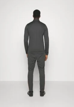 Nike Performance Academy 21 Track SuitTutaDark Smoke Grey/Dark Russet Uomo Pantaloni Sportivi E Joggers N1242K05Q-C13 -Negozio Di Abbigliamento Zalando 2ceeef995eb142cd82082b0239ec3c76
