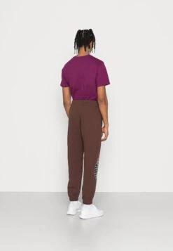 Adidas Originals PantPantaloni SportiviAuburn Uomo Pantaloni Sportivi E Joggers AD122E0BK-O11 9 Adidas Originals PantPantaloni SportiviAuburn Uomo Pantaloni Sportivi E Joggers AD122E0BK-O11 -Negozio Di Abbigliamento Zalando 2d451827e0aa4056893371d044142bbf