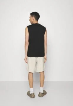 WEEKDAY Patrik LooseShortsDusty White Uomo Bermuda WEB22F01W-A11 -Negozio Di Abbigliamento Zalando 2fa8353e36d74a7e91ccf3f765638ea6