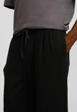 BERSHKA DartedPantaloni SportiviBlack Uomo Pantaloni Sportivi E Joggers BEJ22E0D3-Q11 11 BERSHKA DartedPantaloni SportiviBlack Uomo Pantaloni Sportivi E Joggers BEJ22E0D3-Q11 -Negozio Di Abbigliamento Zalando 301f0f7002c7440e927c49e5a22bf839