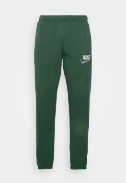 Nike Sportswear Club PantPantaloni SportiviDark Green Uomo Pantaloni Sportivi E Joggers NI122E0H3-M11 18 Nike Sportswear Club PantPantaloni SportiviDark Green Uomo Pantaloni Sportivi E Joggers NI122E0H3-M11 -Negozio Di Abbigliamento Zalando 30f08c8d0e9b43428671552b369b3acb