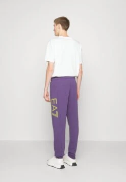 EA7 Emporio Armani TrouserPantaloni SportiviViola Uomo Pantaloni Sportivi E Joggers EA722E038-I11 9 EA7 Emporio Armani TrouserPantaloni SportiviViola Uomo Pantaloni Sportivi E Joggers EA722E038-I11 -Negozio Di Abbigliamento Zalando 33c2c24880b0473cb4c625e3a43ee0ed