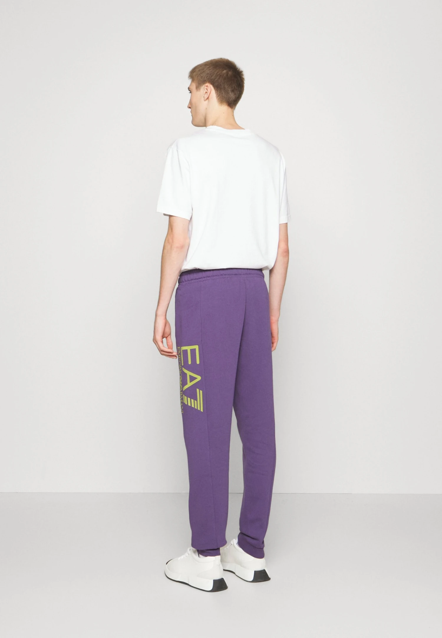 EA7 Emporio Armani TrouserPantaloni SportiviViola Uomo Pantaloni Sportivi E Joggers EA722E038-I11 5 EA7 Emporio Armani TrouserPantaloni SportiviViola Uomo Pantaloni Sportivi E Joggers EA722E038-I11 - immagine 3