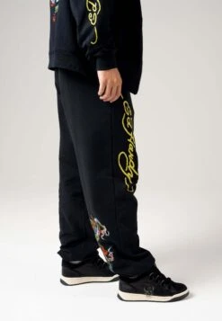 Ed Hardy Pantaloni SportiviBlack Uomo Pantaloni Sportivi E Joggers ED222E00R-Q11 14 Ed Hardy Pantaloni SportiviBlack Uomo Pantaloni Sportivi E Joggers ED222E00R-Q11 -Negozio Di Abbigliamento Zalando 3407b8cb0cc142ed9efd3af486928500