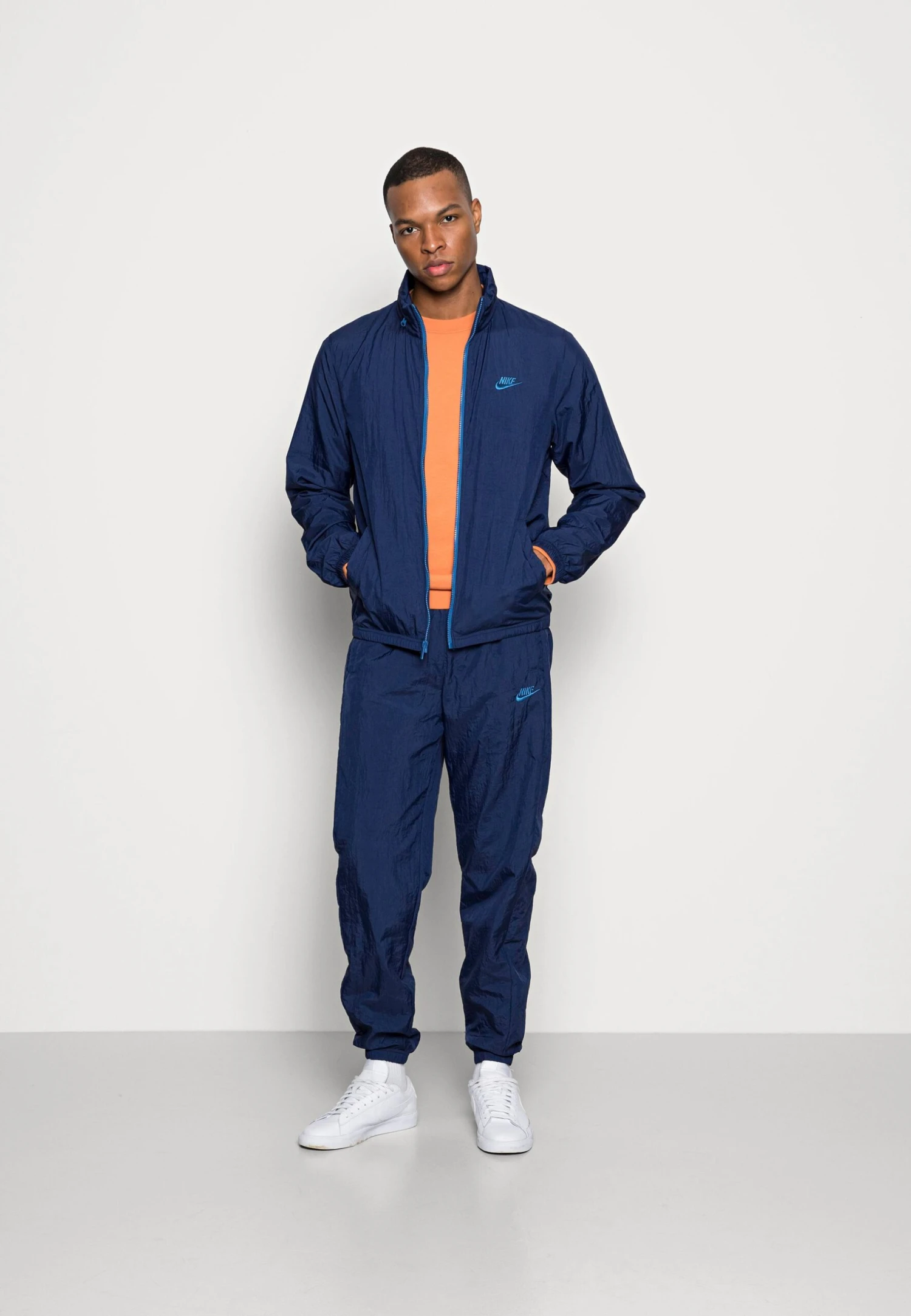 Nike Sportswear Suit Basic SetTutaMidnight Navy Uomo Pantaloni Sportivi E Joggers NI122T082-K11 4 Nike Sportswear Suit Basic SetTutaMidnight Navy Uomo Pantaloni Sportivi E Joggers NI122T082-K11 - immagine 2