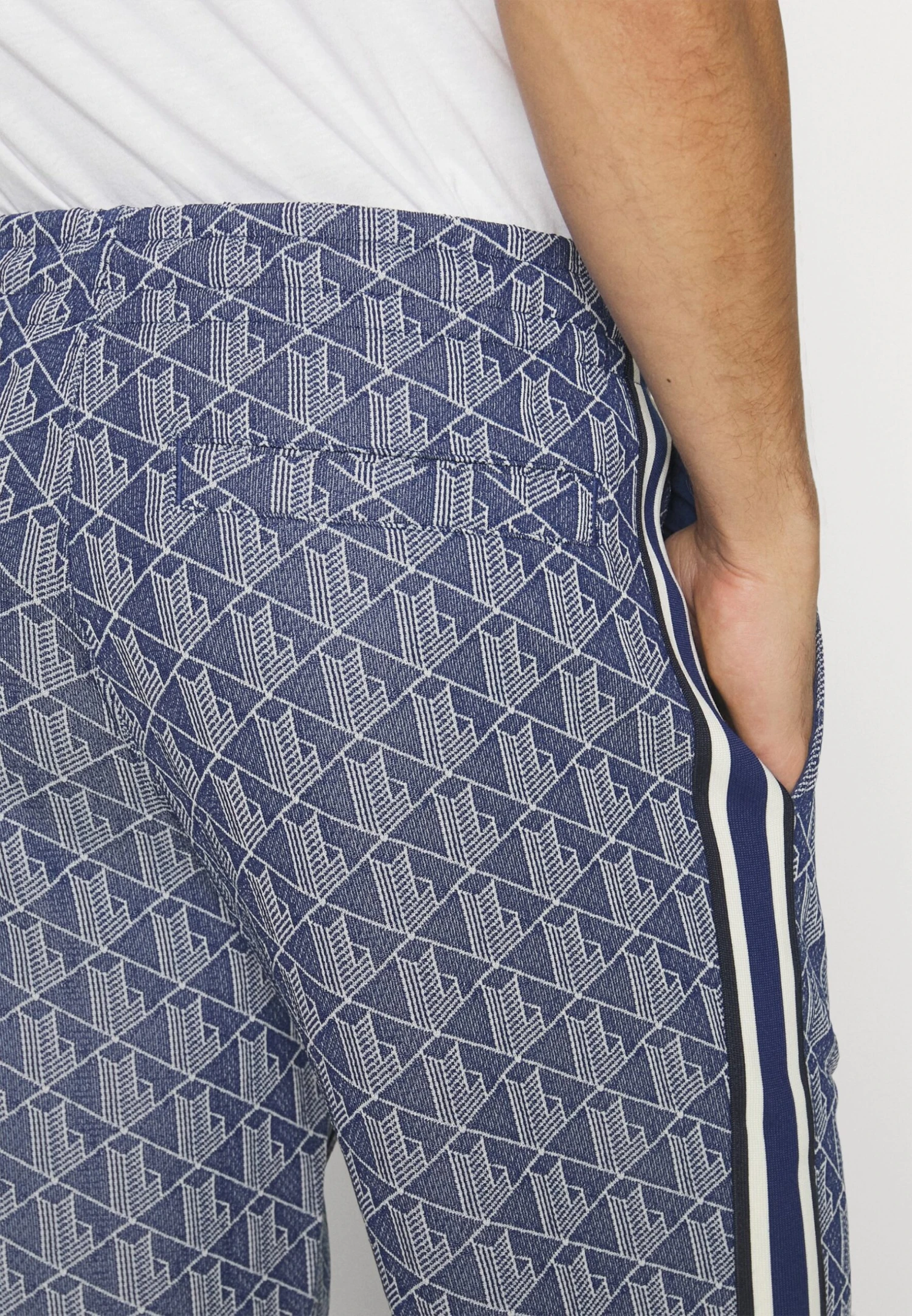 Lacoste Monogram TrackpantPantaloni SportiviMethylene/Flour Uomo Pantaloni Sportivi E Joggers LA222E050-K11 6 Lacoste Monogram TrackpantPantaloni SportiviMethylene/Flour Uomo Pantaloni Sportivi E Joggers LA222E050-K11 - immagine 4