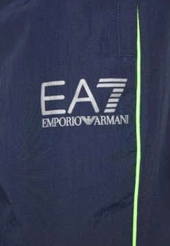 EA7 Emporio Armani Tennis Pro Suit PipingTutaNavy Blue Uomo Pantaloni Sportivi E Joggers EA742K00W-K11 25 EA7 Emporio Armani Tennis Pro Suit PipingTutaNavy Blue Uomo Pantaloni Sportivi E Joggers EA742K00W-K11 -Negozio Di Abbigliamento Zalando 3729c71d21df43e8b543675bd24eddea