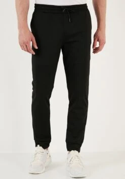 TutaBlack Uomo Pantaloni Sportivi E Joggers BUS22S037-Q11 14 TutaBlack Uomo Pantaloni Sportivi E Joggers BUS22S037-Q11 -Negozio Di Abbigliamento Zalando 37679cae549e48b0a6286239d6aa3579