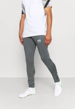 Under Armour Challenger Pantaloni SportiviPitch Gray/White Uomo Pantaloni Sportivi E Joggers UN242E0LQ-C11