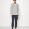 Emporio Armani SetPigiamaMelange Grey/Marine Uomo Per La Notte EA882M02B-K11 2 Emporio Armani SetPigiamaMelange Grey/Marine Uomo Per La Notte EA882M02B-K11 -Negozio Di Abbigliamento Zalando 391ef9b0ddba4a5c8ca4d8710f691617