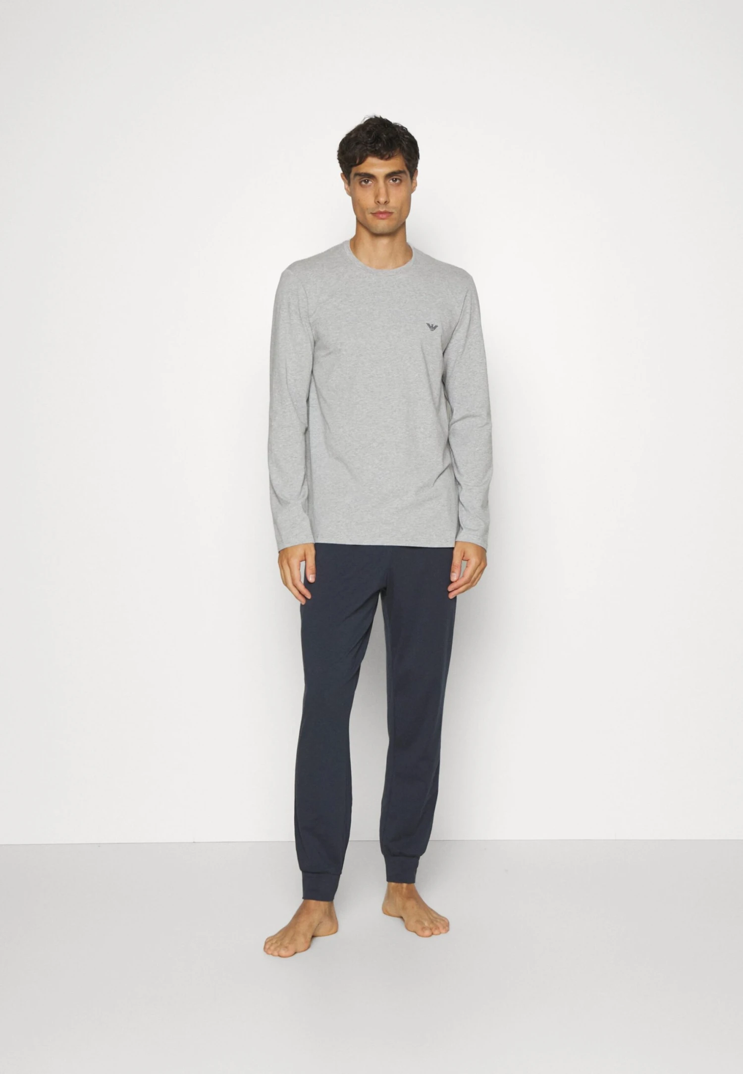 Emporio Armani SetPigiamaMelange Grey/Marine Uomo Per La Notte EA882M02B-K11 3 Emporio Armani SetPigiamaMelange Grey/Marine Uomo Per La Notte EA882M02B-K11