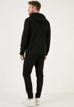 TutaBlack Uomo Pantaloni Sportivi E Joggers BUS22S037-Q11 11 TutaBlack Uomo Pantaloni Sportivi E Joggers BUS22S037-Q11 -Negozio Di Abbigliamento Zalando 3a1e90299152430e9f7692e57a74150e