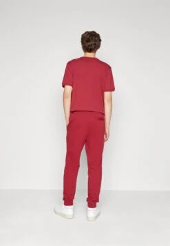 Hugo DoakPantaloni SportiviDark Red Uomo Pantaloni Sportivi E Joggers HU722E06D-G13 -Negozio Di Abbigliamento Zalando 3bf9f8bf9f34471abfec8cb43cf308c7