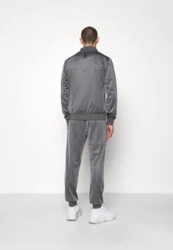 EA7 Emporio Armani SetTutaDark Grey Uomo Pantaloni Sportivi E Joggers EA722S01A-C11 -Negozio Di Abbigliamento Zalando 3c6bbc638e37459b91dfe06991f5210d