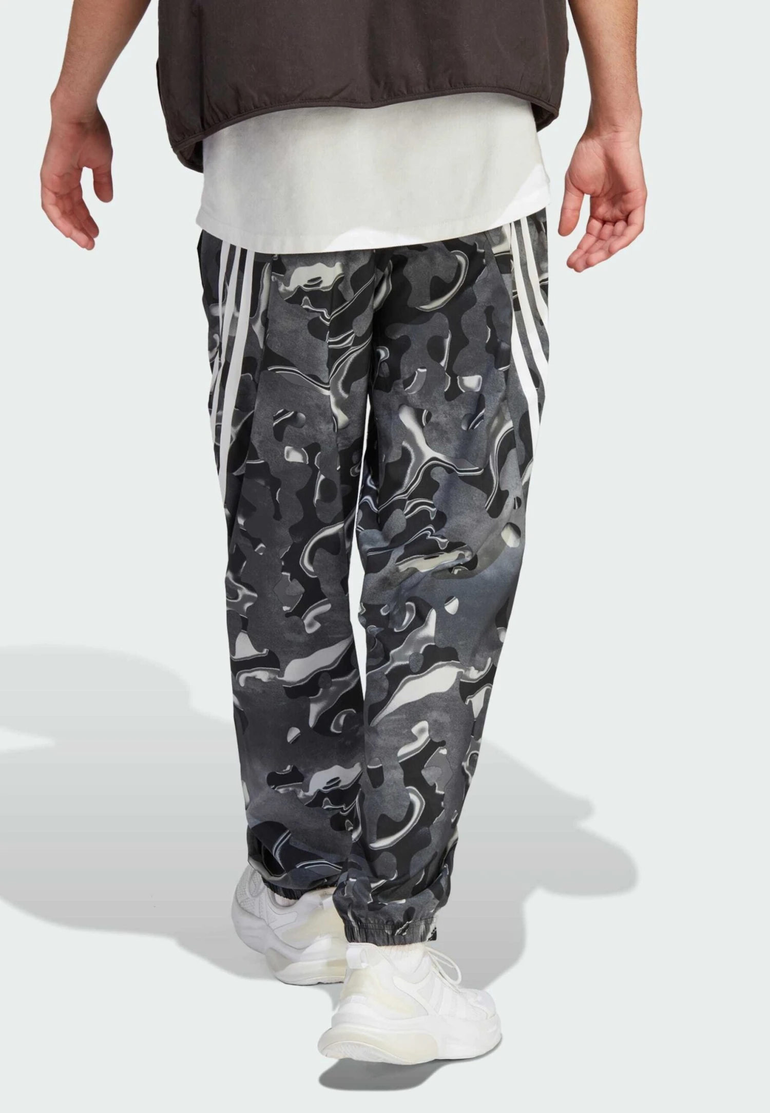 Adidas Sportswear Idas Future Icons Allover Print Pantaloni SportiviWhite Black Uomo Pantaloni Sportivi E Joggers ADQ22E00Z-A11 4 Adidas Sportswear Idas Future Icons Allover Print Pantaloni SportiviWhite Black Uomo Pantaloni Sportivi E Joggers ADQ22E00Z-A11 - immagine 2