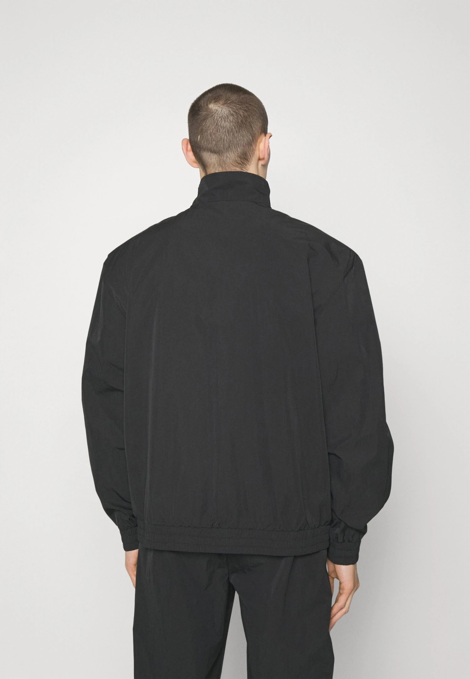 Han Kjøbenhavn Nylon Oversized Track TopGiacca SportivaBlack Uomo Pantaloni Sportivi E Joggers HK022T02F-Q11 5 Han Kjøbenhavn Nylon Oversized Track TopGiacca SportivaBlack Uomo Pantaloni Sportivi E Joggers HK022T02F-Q11 - immagine 3