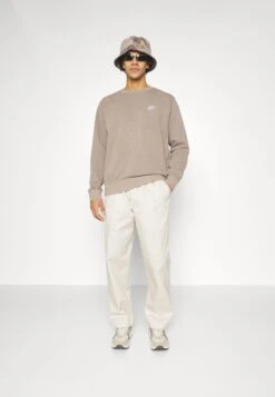 Nike Sportswear Club PantPantaloni SportiviOrewood/White Uomo Pantaloni Sportivi E Joggers NI122E0E1-B11 13 Nike Sportswear Club PantPantaloni SportiviOrewood/White Uomo Pantaloni Sportivi E Joggers NI122E0E1-B11 -Negozio Di Abbigliamento Zalando 433389e3d5ca49f688e3e5f95855bd6c