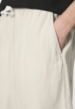 WEEKDAY Patrik LooseShortsDusty White Uomo Bermuda WEB22F01W-A11 -Negozio Di Abbigliamento Zalando 4512fbb9101840b38bb99d4db2eb936b