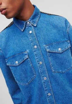 Karl Lagerfeld Jeans Klj LogoCamiciaJ Saturated Mid Blue Uomo Camicie K3W22D002-K11 10 Karl Lagerfeld Jeans Klj LogoCamiciaJ Saturated Mid Blue Uomo Camicie K3W22D002-K11 -Negozio Di Abbigliamento Zalando 462ba4c5d3b14acba6e84cef79bbd942