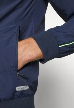 EA7 Emporio Armani Tennis Pro Suit PipingTutaNavy Blue Uomo Pantaloni Sportivi E Joggers EA742K00W-K11 23 EA7 Emporio Armani Tennis Pro Suit PipingTutaNavy Blue Uomo Pantaloni Sportivi E Joggers EA742K00W-K11 -Negozio Di Abbigliamento Zalando 48a74c28e6544ceebcd63b1cd71a66e8