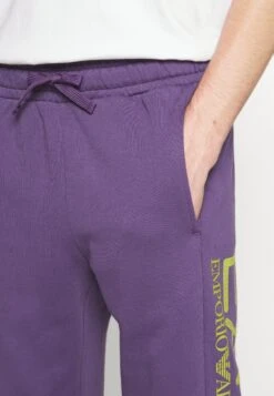 EA7 Emporio Armani TrouserPantaloni SportiviViola Uomo Pantaloni Sportivi E Joggers EA722E038-I11 11 EA7 Emporio Armani TrouserPantaloni SportiviViola Uomo Pantaloni Sportivi E Joggers EA722E038-I11 -Negozio Di Abbigliamento Zalando 49bea0f1ebd7411dab3076b118f38079